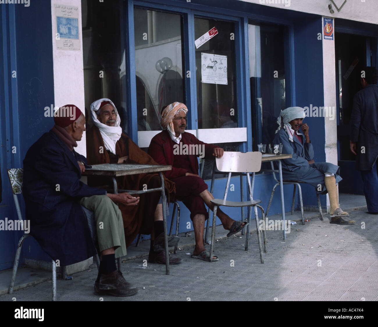 Le vieil homme assis à l'extérieur d'un café à La Marsa, près de Tunis Tunisie Afrique du Nord Banque D'Images