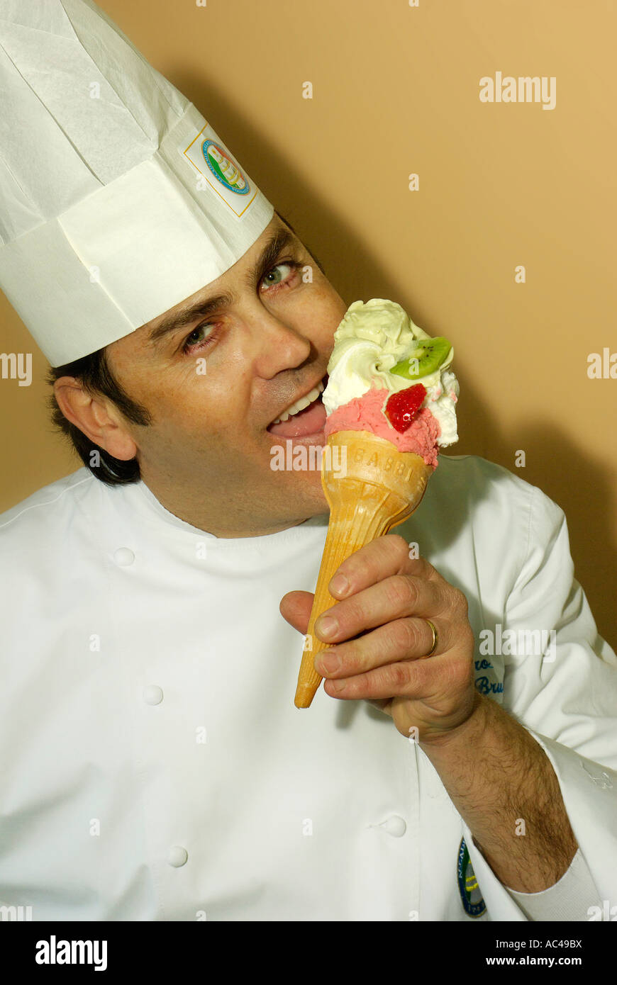 Icecream chef primé Palmiro Bruschi d Gelarteria Ghignoni à Sansepolcro manger un gelato italien dans les couleurs Banque D'Images