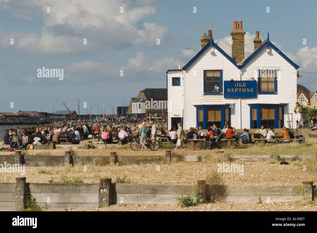 Old Neptune public House Whitstable Beach, vacanciers se penchant contre un week-end groyne loin Kent UK 2007 2000s HOMER SYKES Banque D'Images