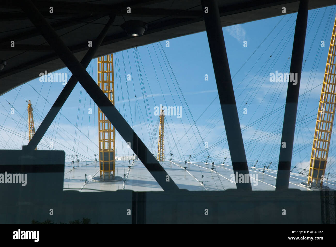 L'O2 Millennium Dome, vue à travers les fenêtres de la station de métro North Greenwich, Greenwich, London, England, UK Banque D'Images