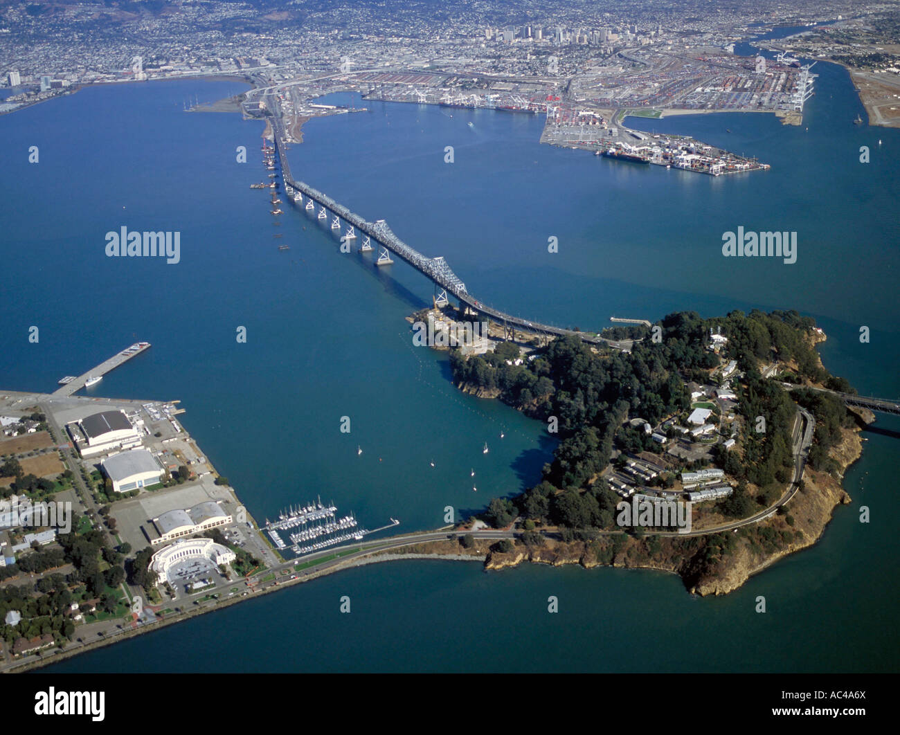 Vue aérienne au-dessus de l'île de Yerba Buena vers Oakland CA et Emeryville en Californie avec construction nouveau span Bay Bridge Banque D'Images