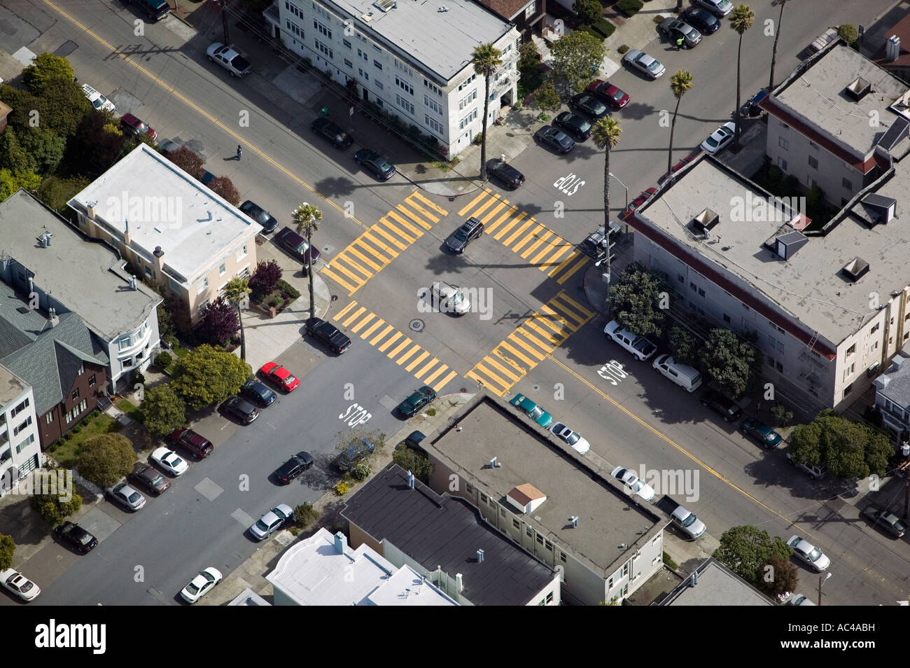 Vue aérienne au-dessus de quatre cours intersection urbaine de San Francisco, Californie Banque D'Images