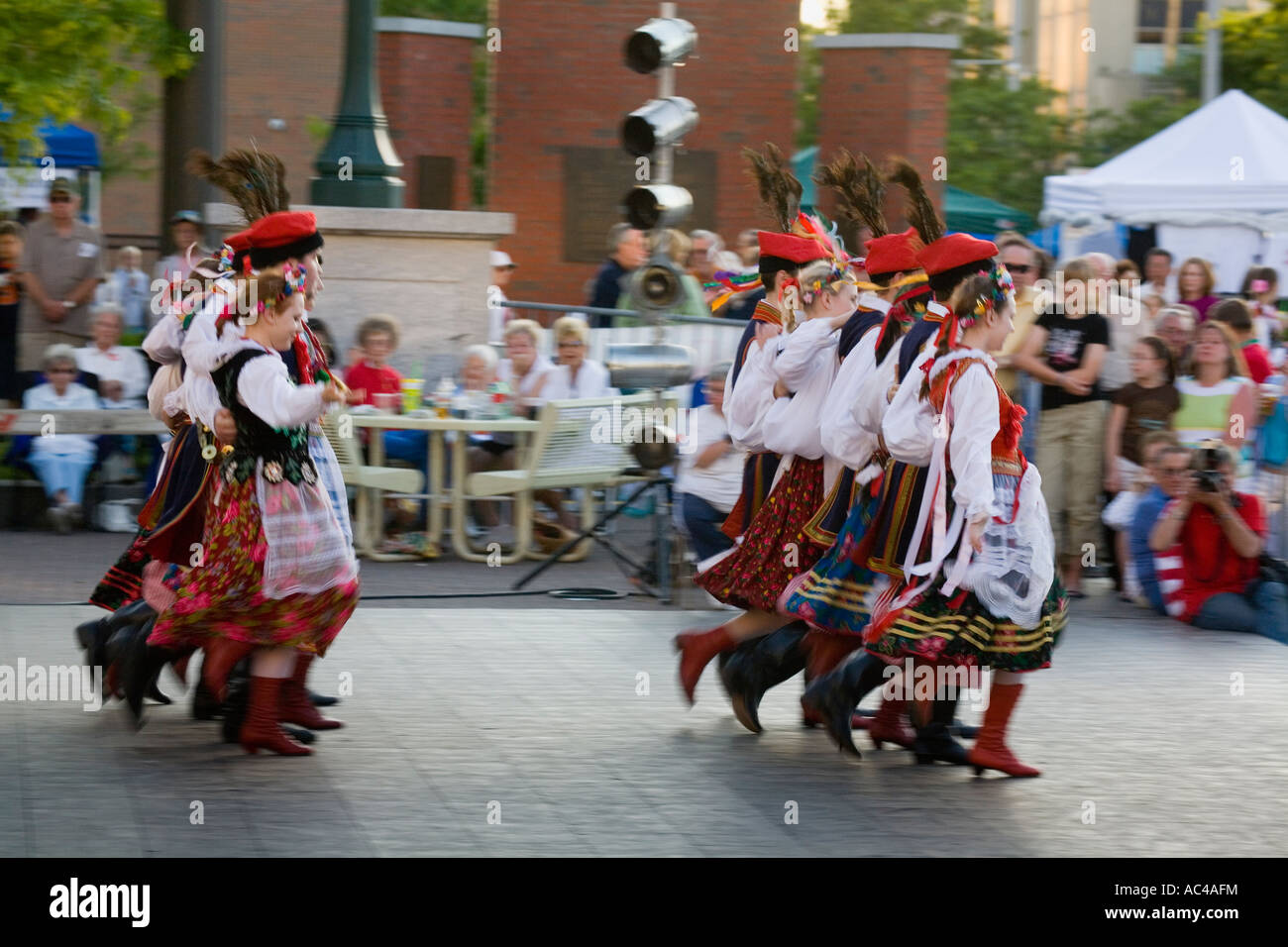 La troupe de danse folklorique traditionnelle polonaise au Festival à Clinton Square Syracuse New York Banque D'Images