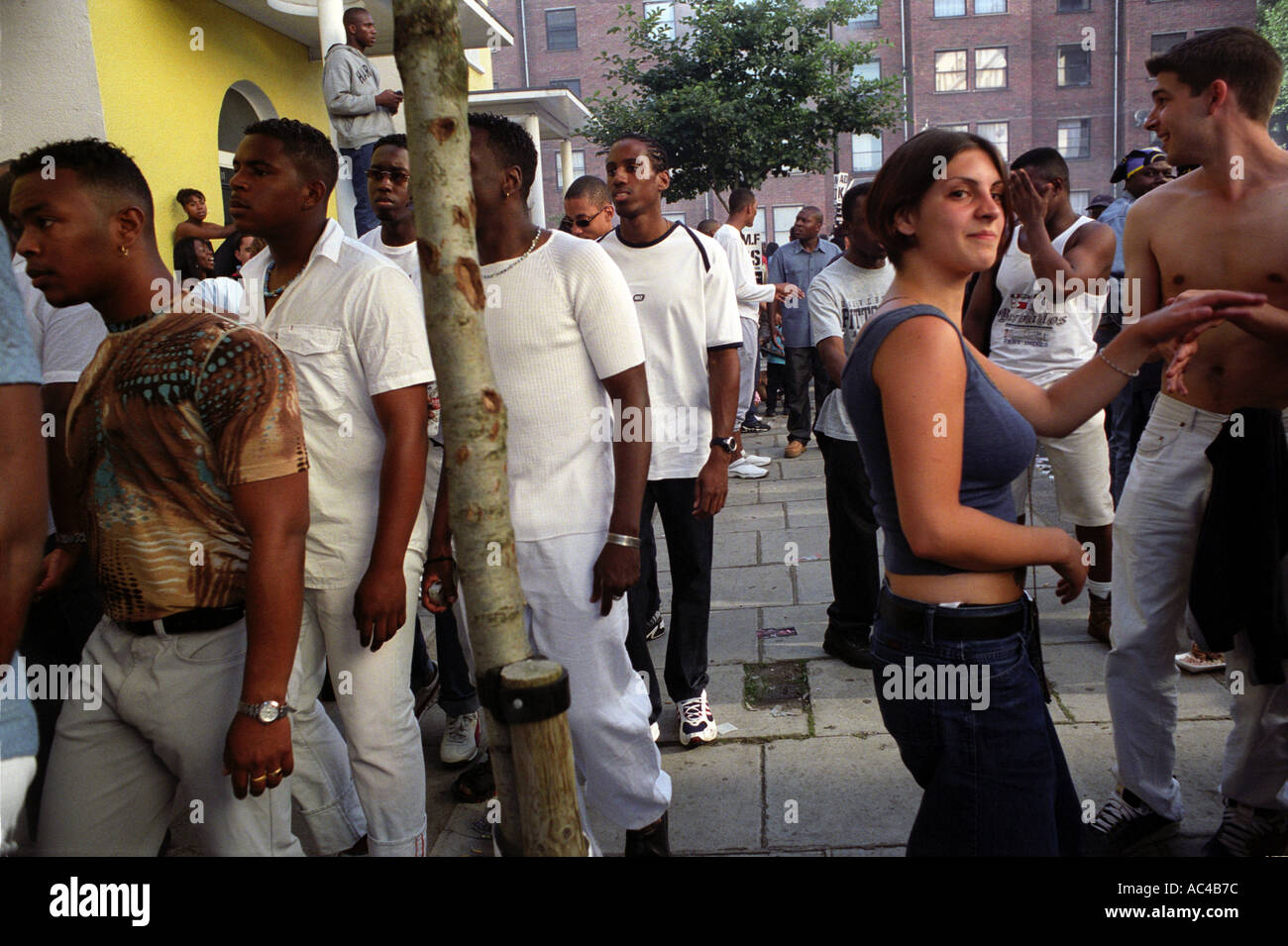 Groupe de jeunes de différentes races chat sur la porte à Londres pendant la festival de Notting Hill. Banque D'Images
