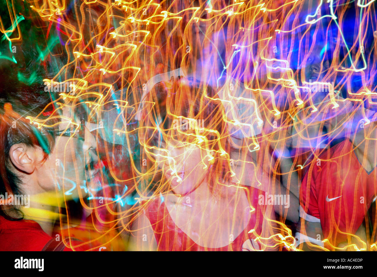 Les fans sud-coréens dansent après les finales de la coupe du monde 2006 lors d'un match par rapport à la France, au café de Paris, à Londres (vitesse de shuter de trente secondes avec flash) Banque D'Images