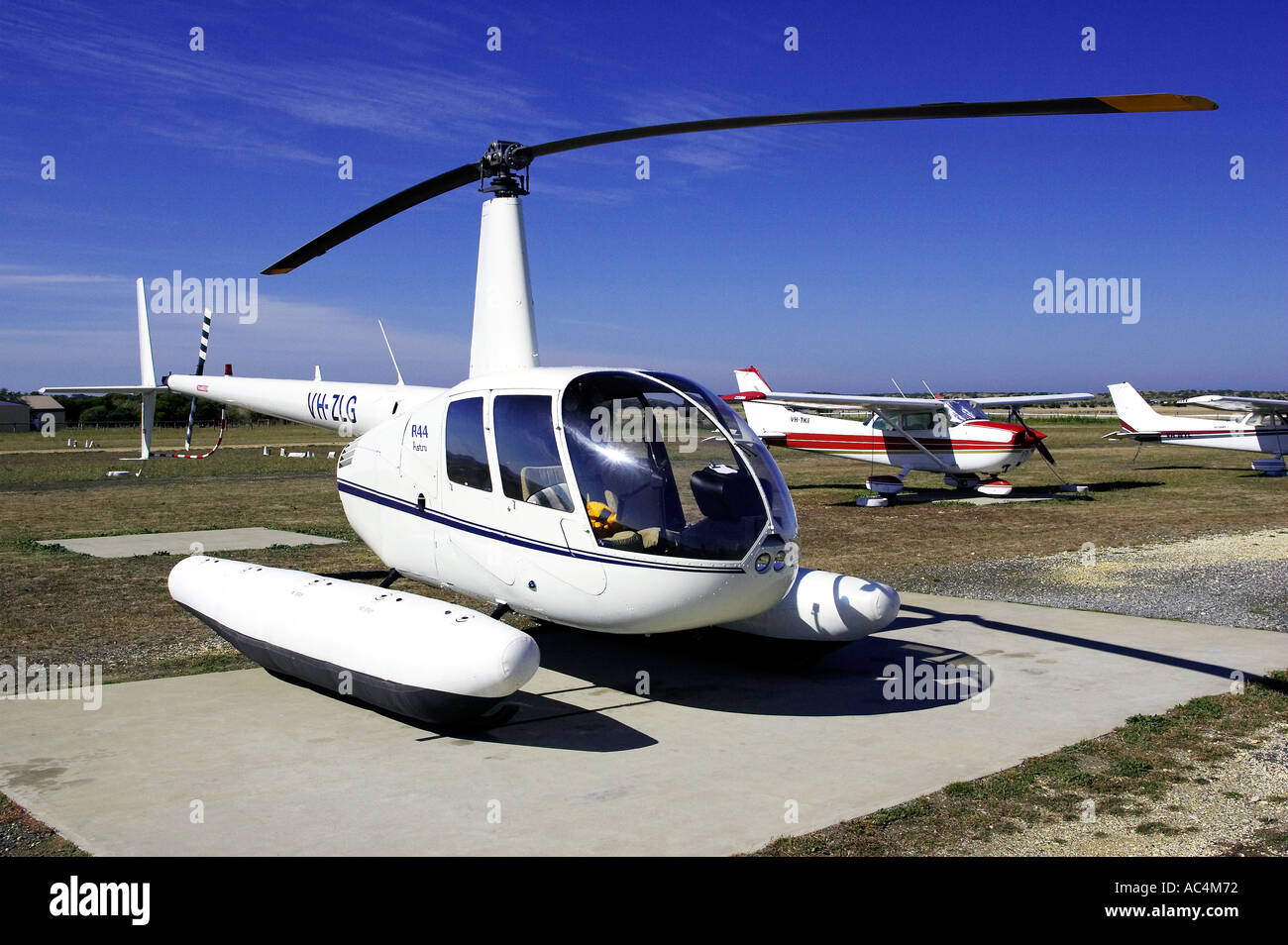 Hélicoptère Robinson R44 avec des flotteurs Barwon Heads Australie Victoria aérodrome Photo