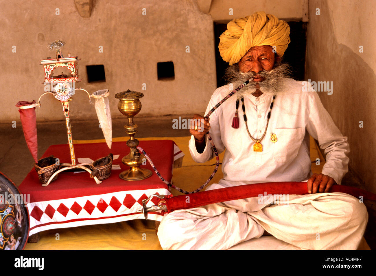 Inde Rajasthan Jodhpur Ville Asie Château Fort Rouge 1459 Mehrangarh Maharaja Rao Jodha fumer la pipe à Tabac haschisch Banque D'Images