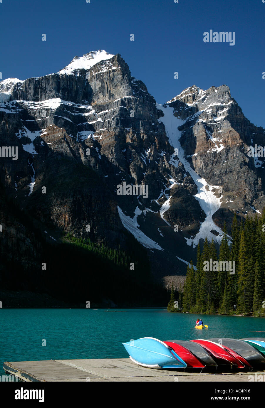 Moraine Lake avec des canots dans l'avant-plan et l'arrière-plan Wenkchemna pics dans le Canada de l'ouest de l'Alberta Banque D'Images