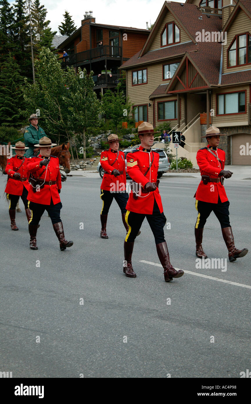 Gendarmes marchant les célébrations de la fête du Canada Banff (Alberta) Banque D'Images