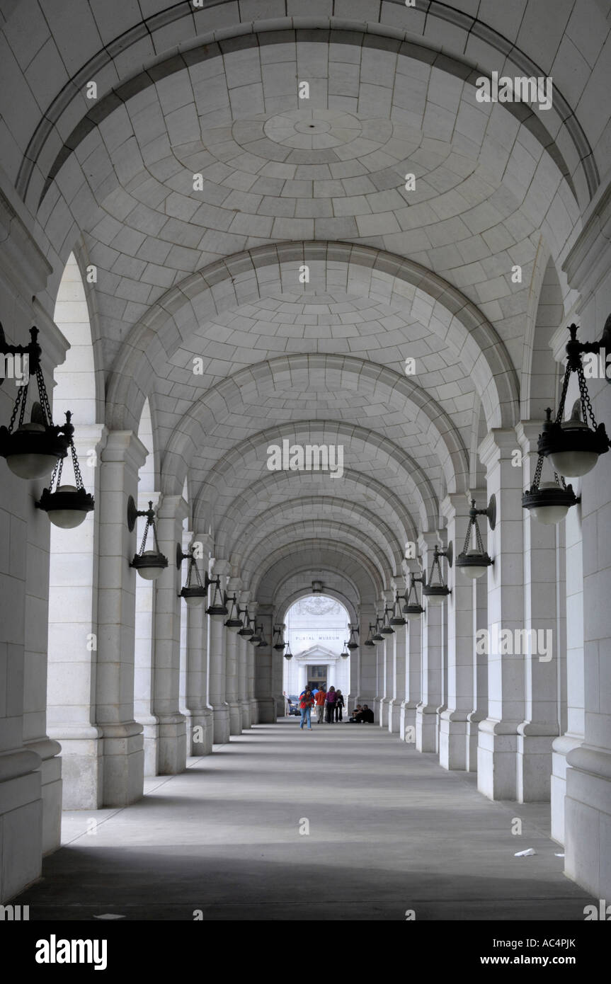 La gare Union colonnade menant au musée de Washington DC USA Banque D'Images