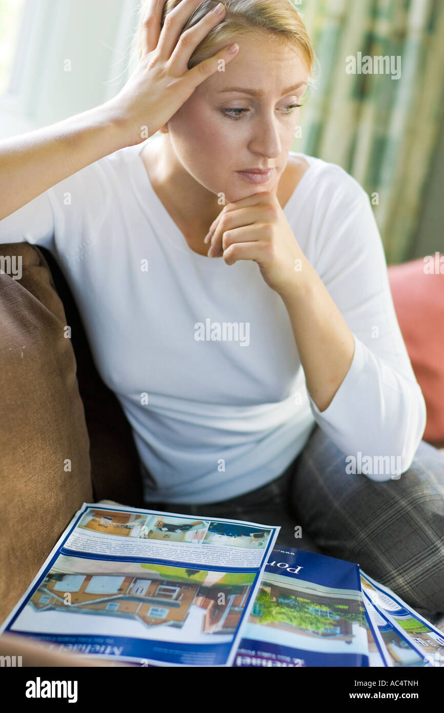Femme à la propriété par le biais de brochures Banque D'Images