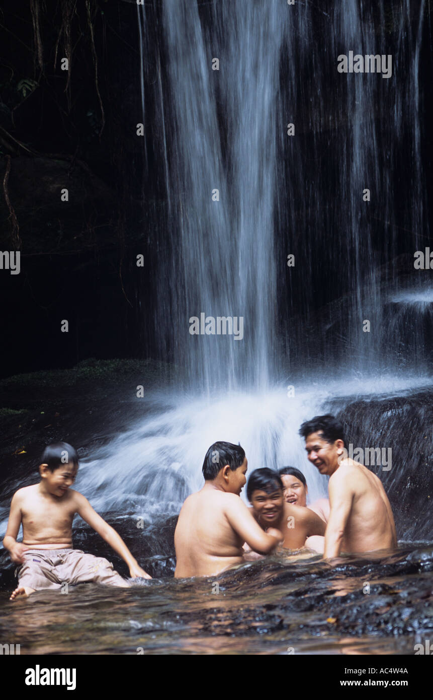 Les Cambodgiens de détente à Kbal Spean Phnom Penh Cambodge Banque D'Images