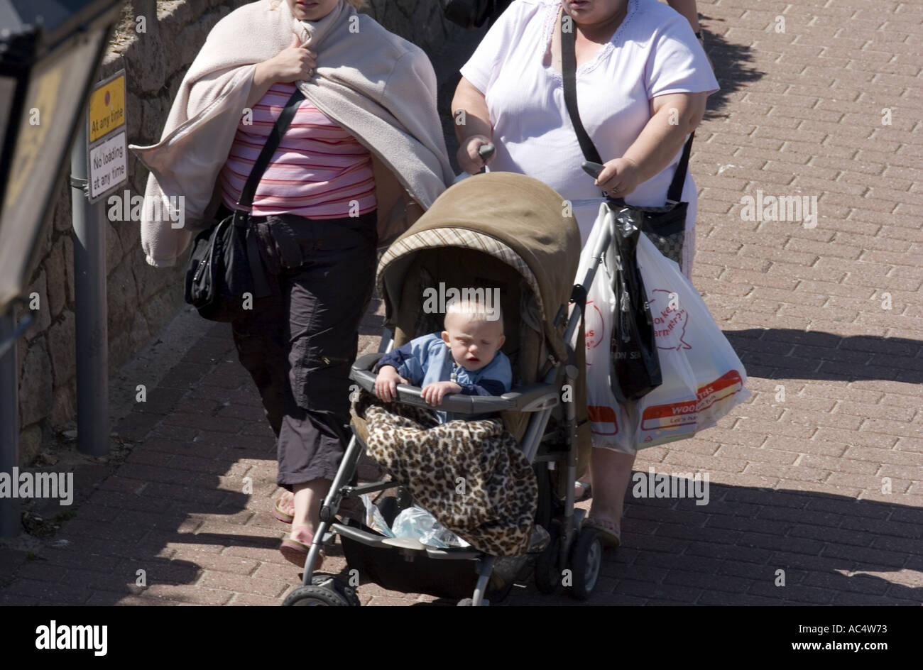 Deux Femmes En Surpoids Poussant Un Bebe Dans Une Poussette Photo Stock Alamy