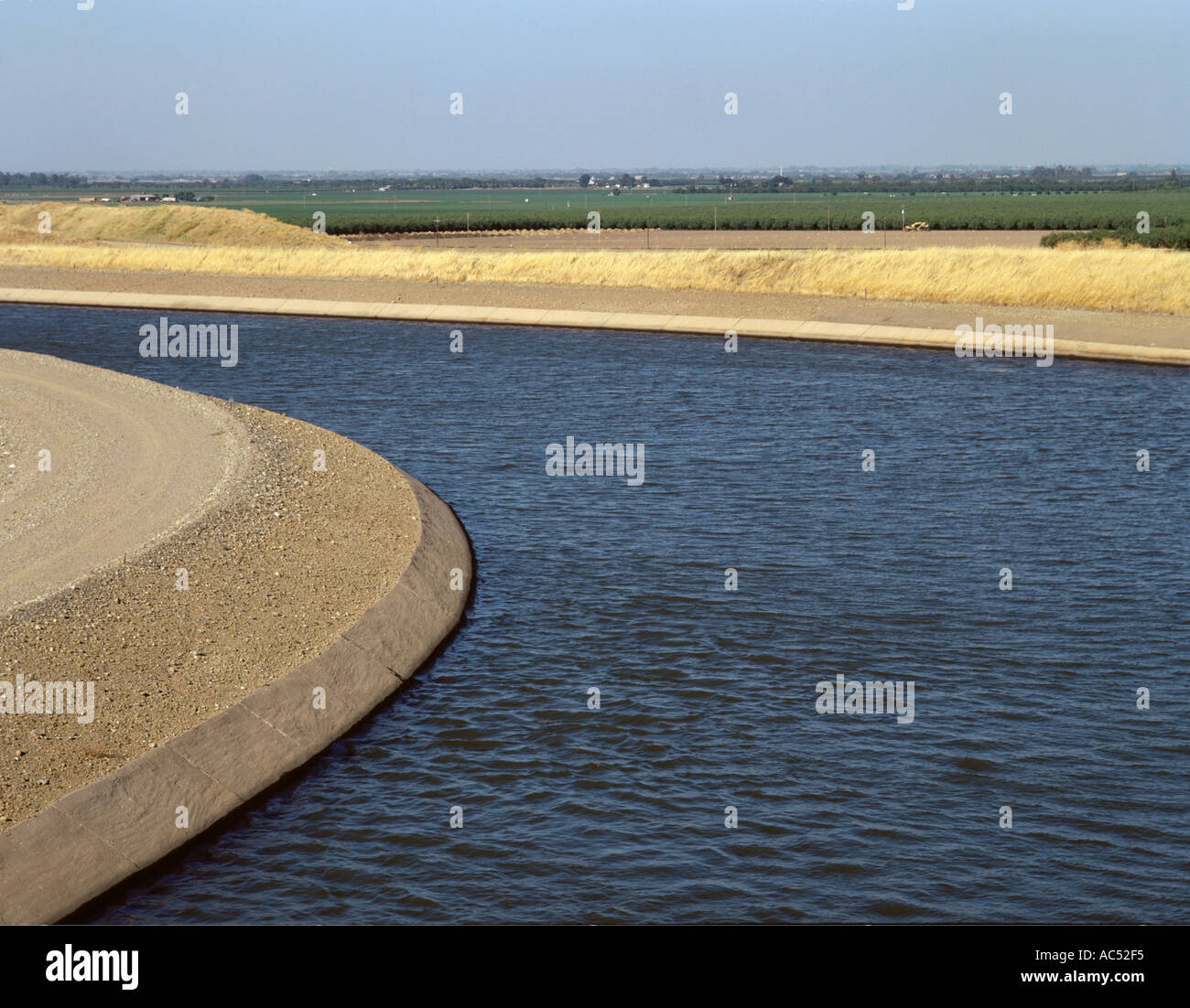 La Californie AQUAEDUCT fournit de l'eau à des terres agricoles dans le centre de la Californie Banque D'Images La Californie AQUAEDUCT fournit de l'eau à des terres agricoles dans le centre de la Californie Banque D'Images