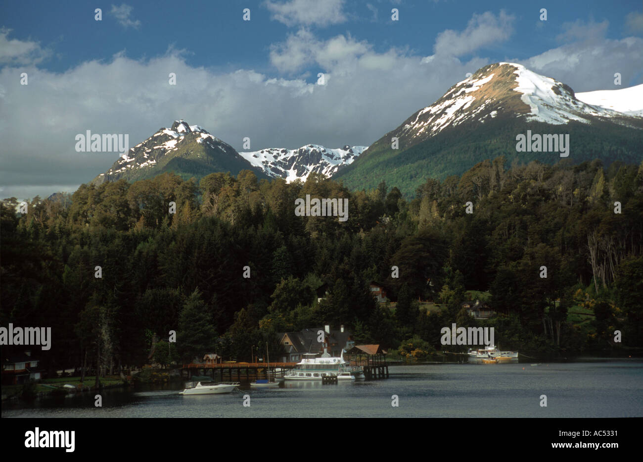 Disponibles dans les Pics DES ANDES Lac Nahuel Huapi DANS LE PARC NATIONAL LOS ARRAYANES LAKE DISTRICT DE L'ARGENTINE Banque D'Images