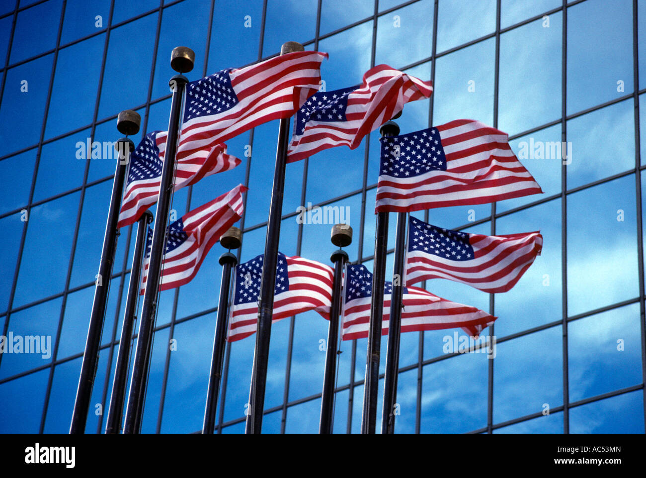Drapeaux américains contre l'immeuble de bureaux EN VERRE À Minneapolis, Minnesota. L'été. Banque D'Images