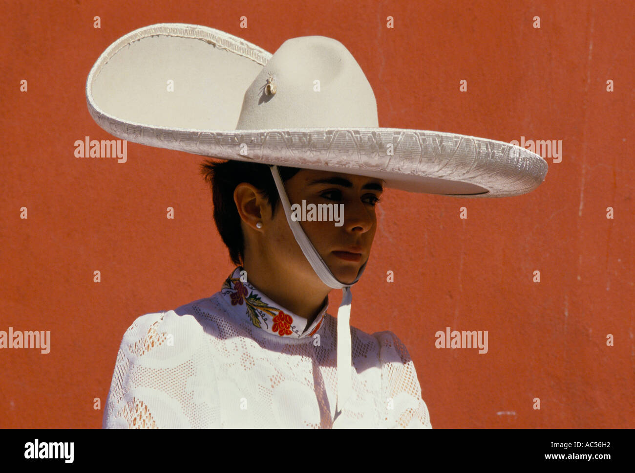 MEXICAINE PORTANT UN SOMBRERO BLANC 