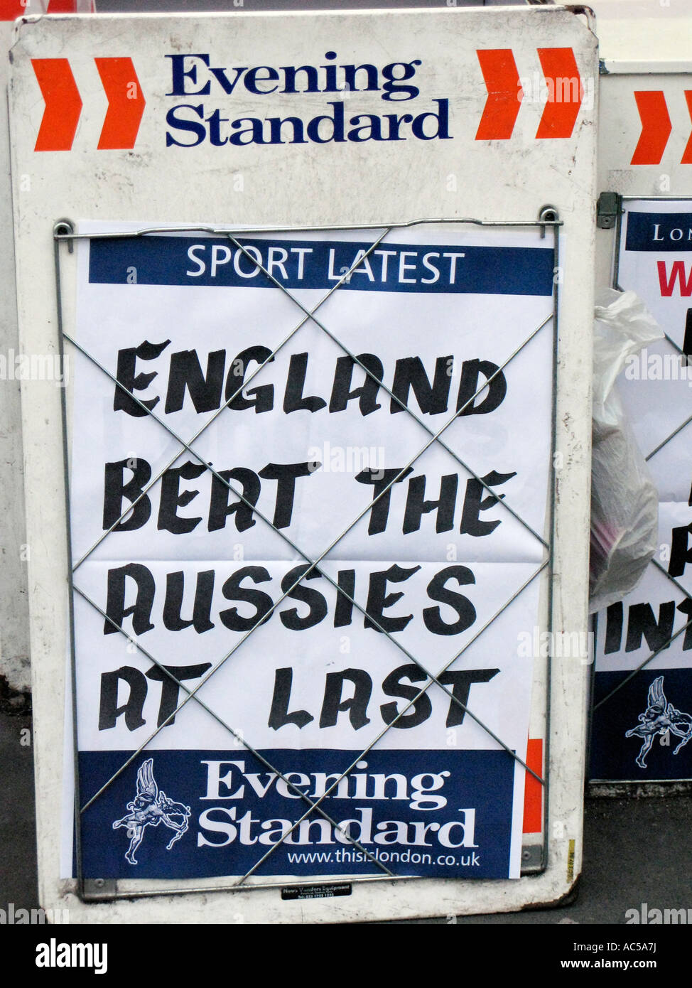 Evening Standard News stand lecture l'Angleterre battre l'Aussies enfin sur une rue dans le centre de Londres Banque D'Images