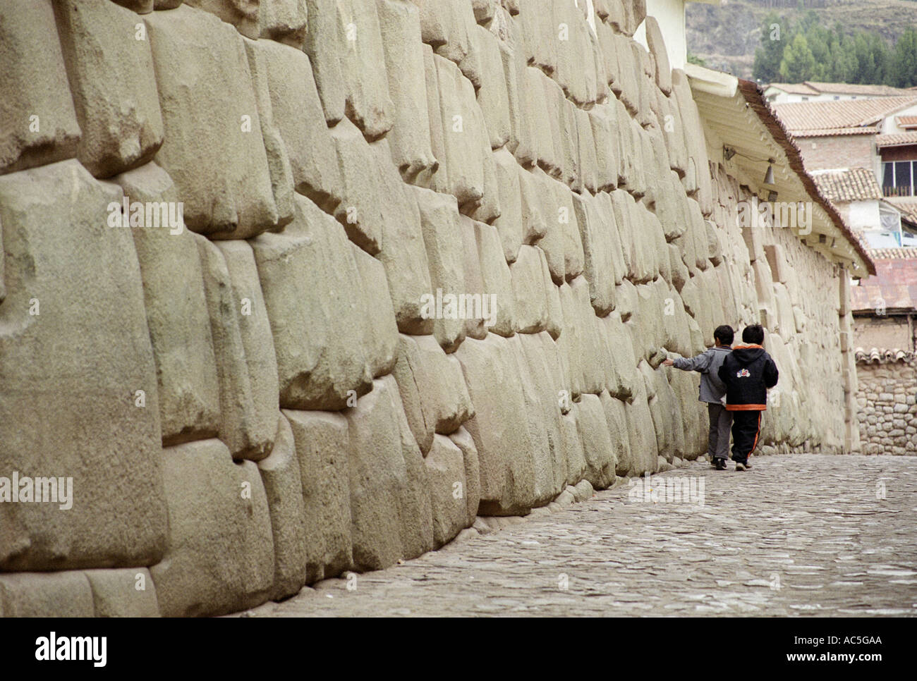 Septembre 2002 Les garçons en passant devant la pierre Inca dans la région de Callejon Loreto Cusco Pérou Banque D'Images