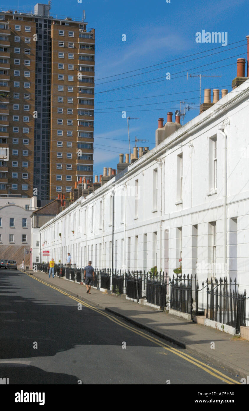 Rue mitoyenne victorienne immaculée de logements et d'immeubles d'appartements proche de station dans la zone de North Laine Brighton Banque D'Images
