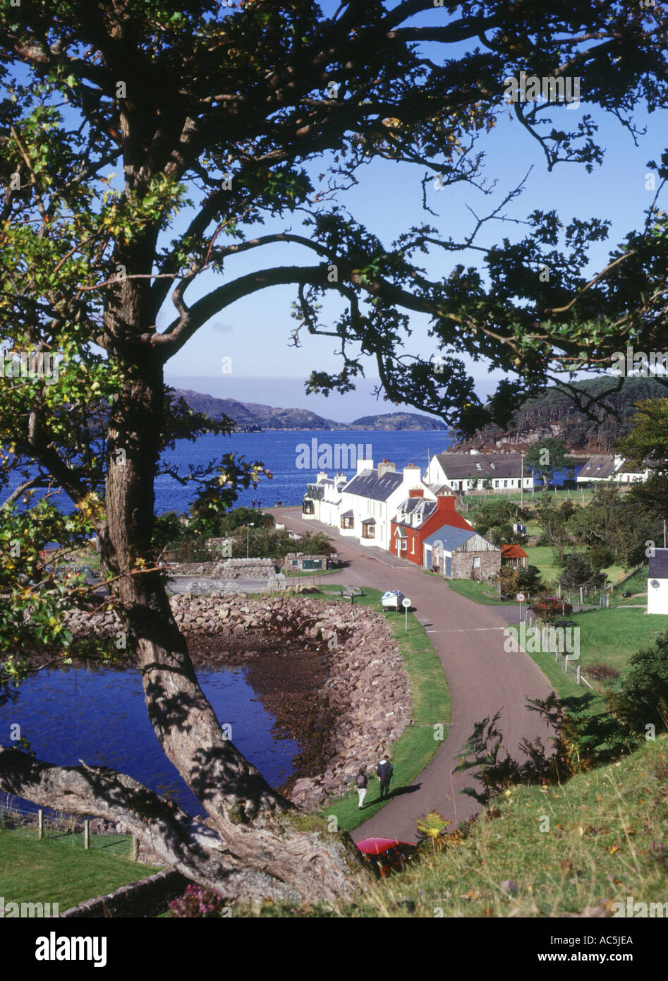 dh SHIELDAIG ROSS CROMARTY couple Scottish Highlands marchant dans le village côte nord 500 route scottish wester Highland A896 uk Road ranking Banque D'Images