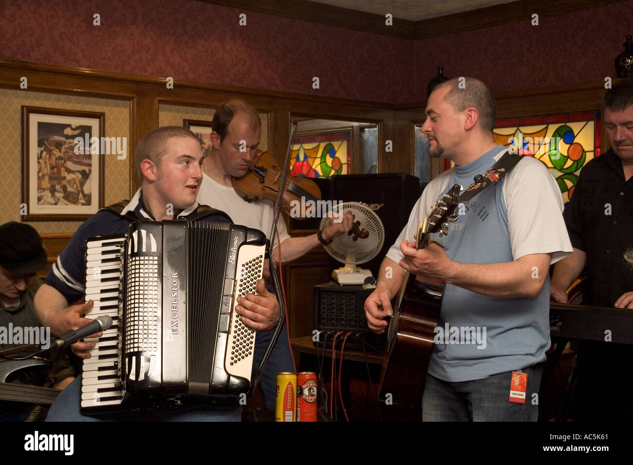 Orkney Folk Festival dh STROMNESS ORKNEY musiciens jouant du violon guitare accordéon pub britannique Scottish music player band Banque D'Images