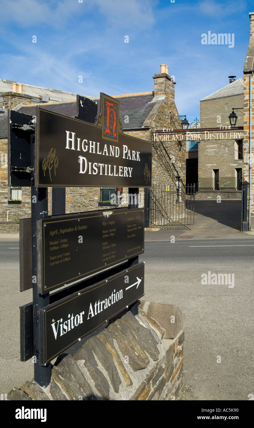Dh Highland Park Distillery KIRKWALL ORKNEY Ecosse distillerie de malt whisky trail entrée d'attractions pour visiteurs signer orcades Banque D'Images