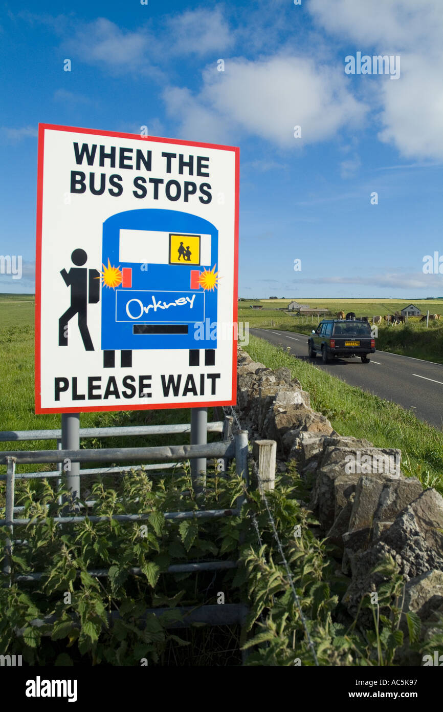 dh Scottish Children Arrêt de bus ORKNEY SCOTLAND sécurité école de signalisation routière route affichée avec voiture à distance royaume-uni Banque D'Images