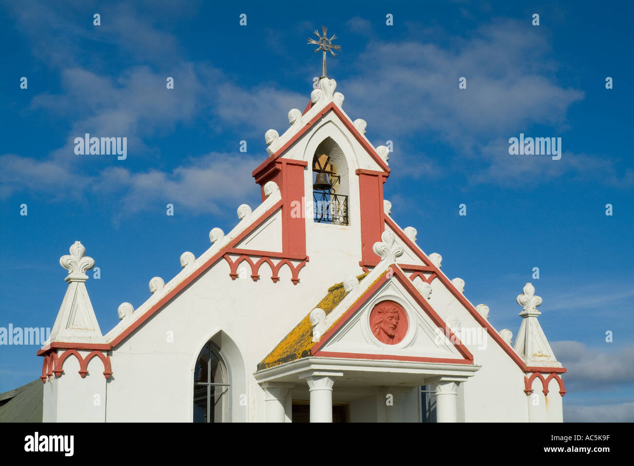dh CHAPELLE ITALIENNE ORKNEY clocher décoré prisonnier de guerre Église de Nissen hutte bâtiment beffroi îles d'écosse Banque D'Images