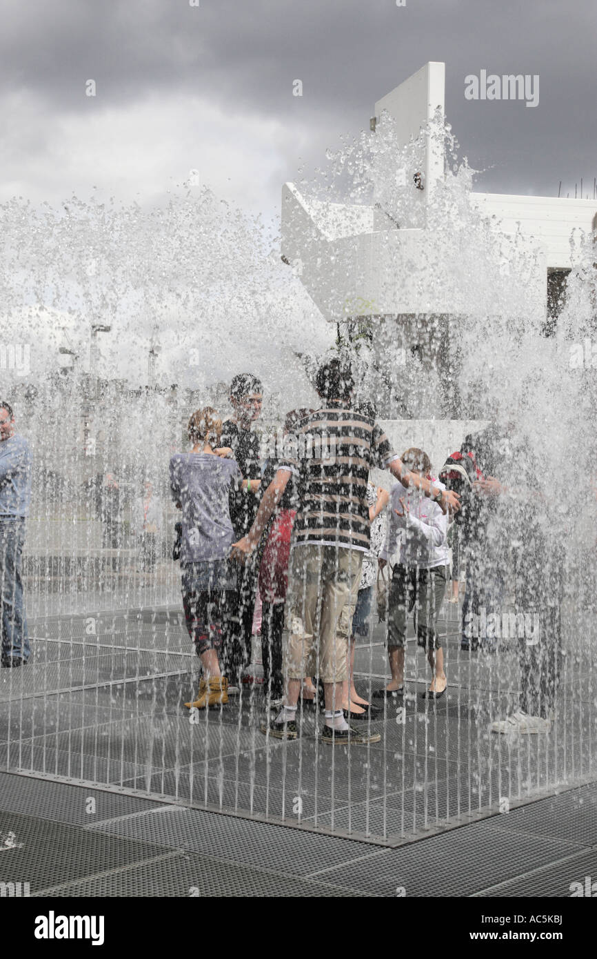Les personnes bénéficiant de l'apparition de l'artiste danois chambres Jeppe Hein au southbank Centre London England uk Banque D'Images