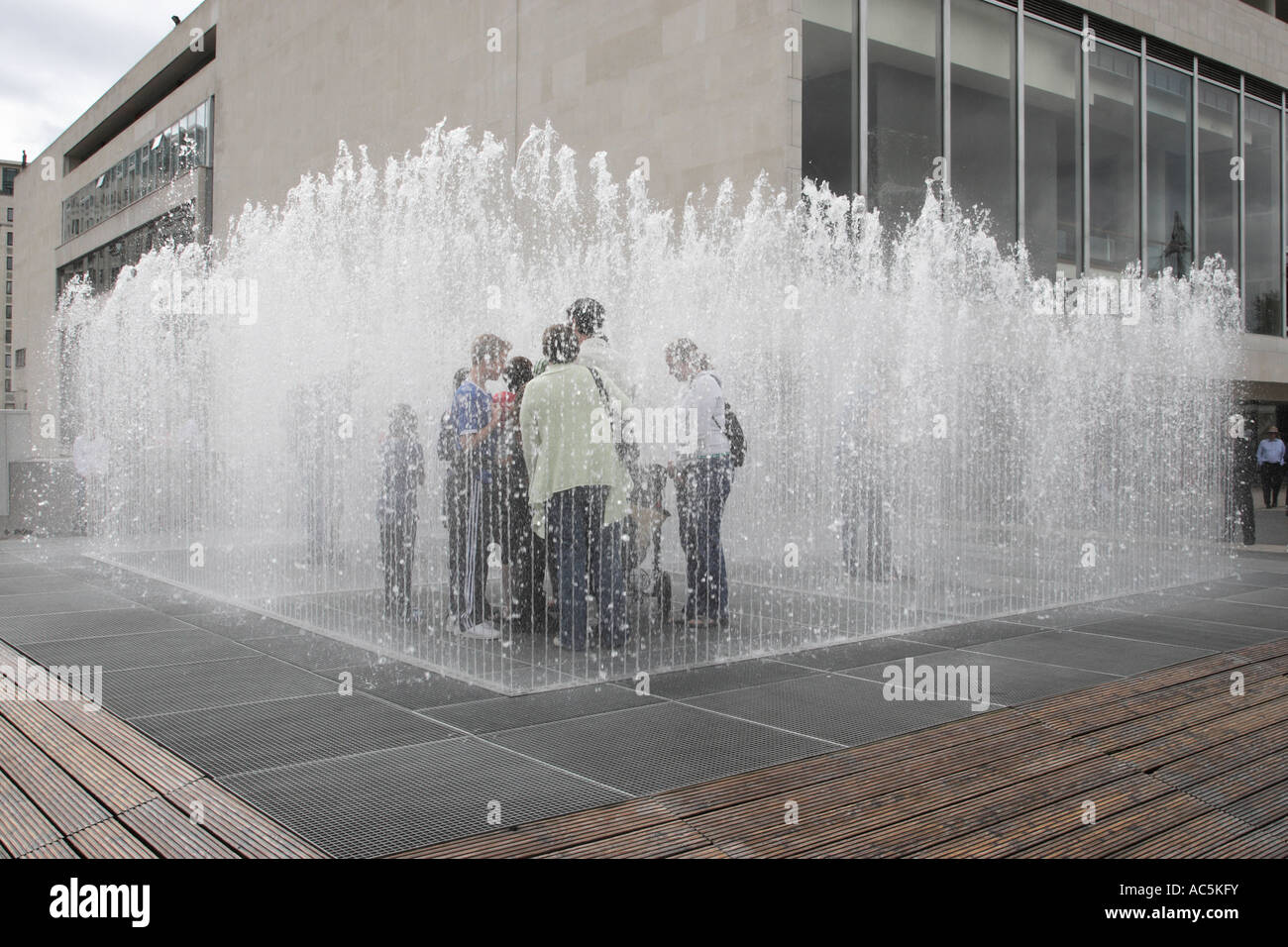 Les personnes bénéficiant de l'apparition de l'artiste danois chambres Jeppe Hein au southbank Centre London England uk Banque D'Images