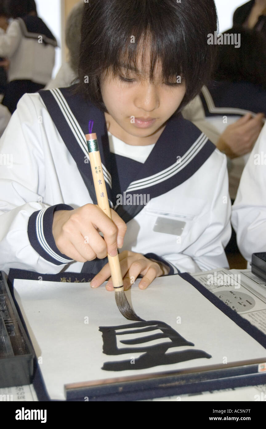 La pratique des étudiants japonais à l'école de calligraphie Banque D'Images
