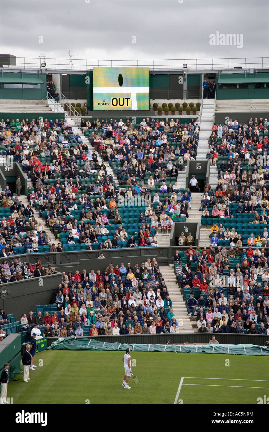 Carlos Moya ligne défis lors de l'ouverture d'appel au jeu Centre Court Wimbledon Tennis Championship UK Banque D'Images