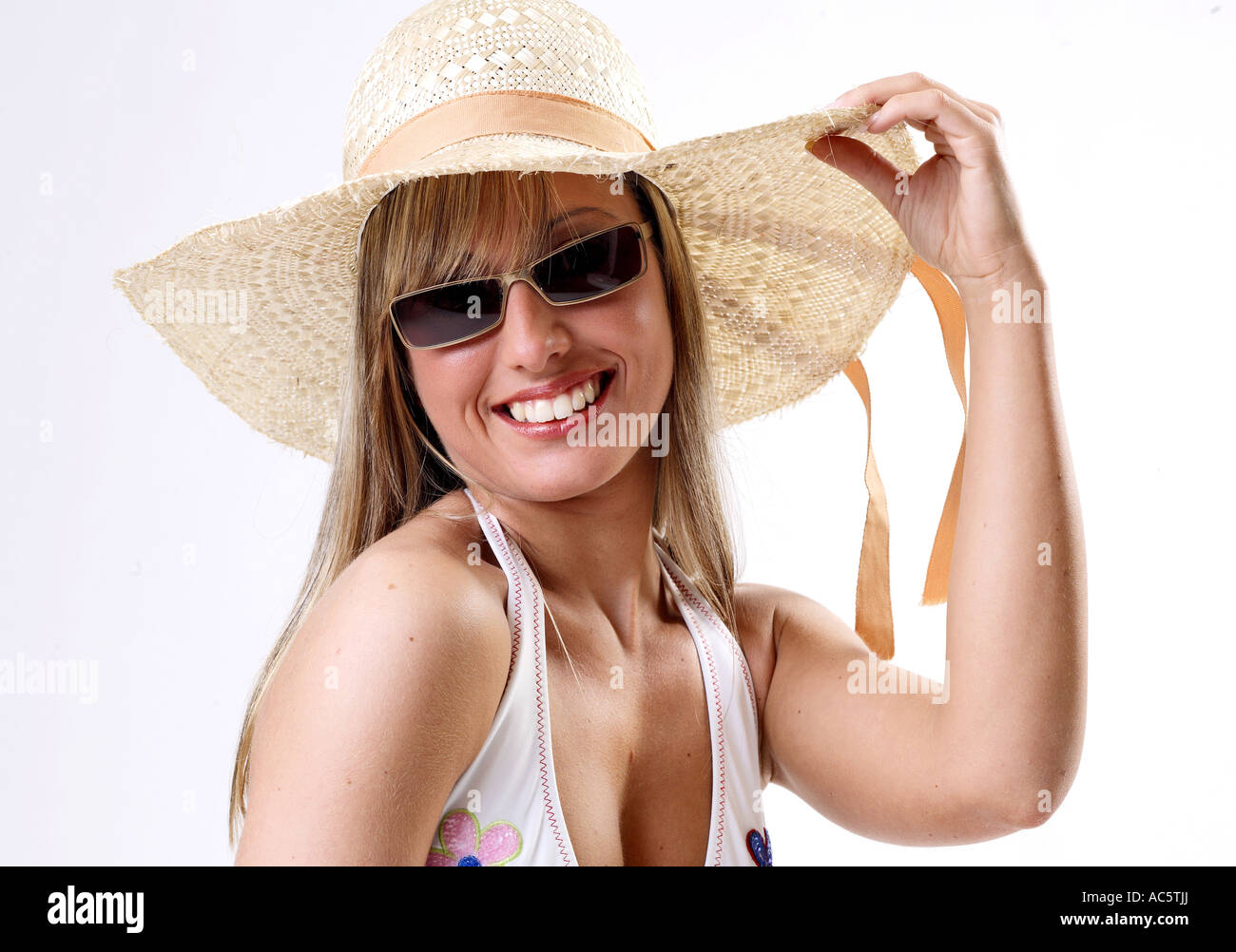 Junge Frau im Bikinioberteil Sonnenbrille und Strohhut jeune femme portant un bikini top lunettes de soleil et un chapeau Banque D'Images