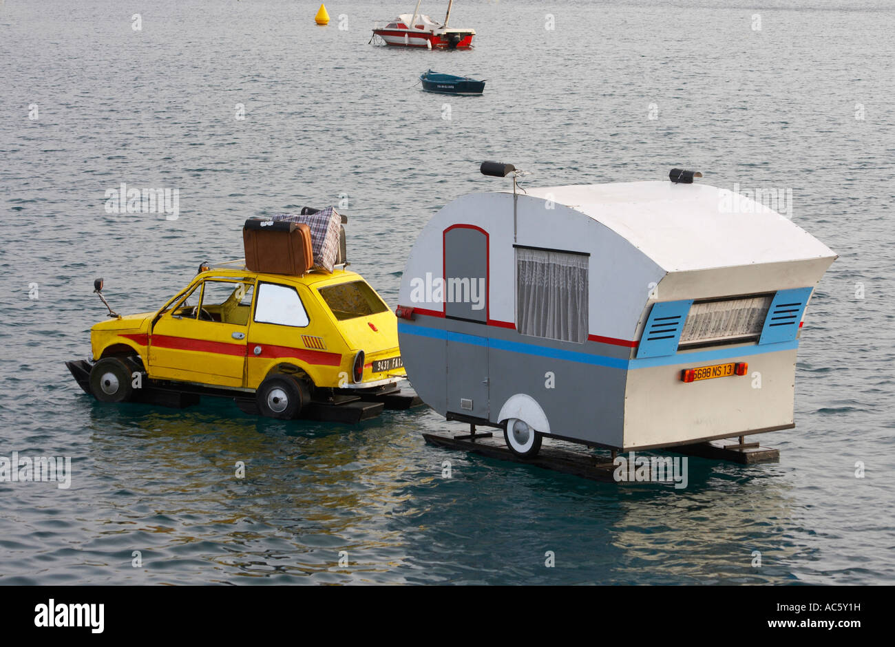 Caravane de remorquage de voiture sur la mer.g Banque D'Images