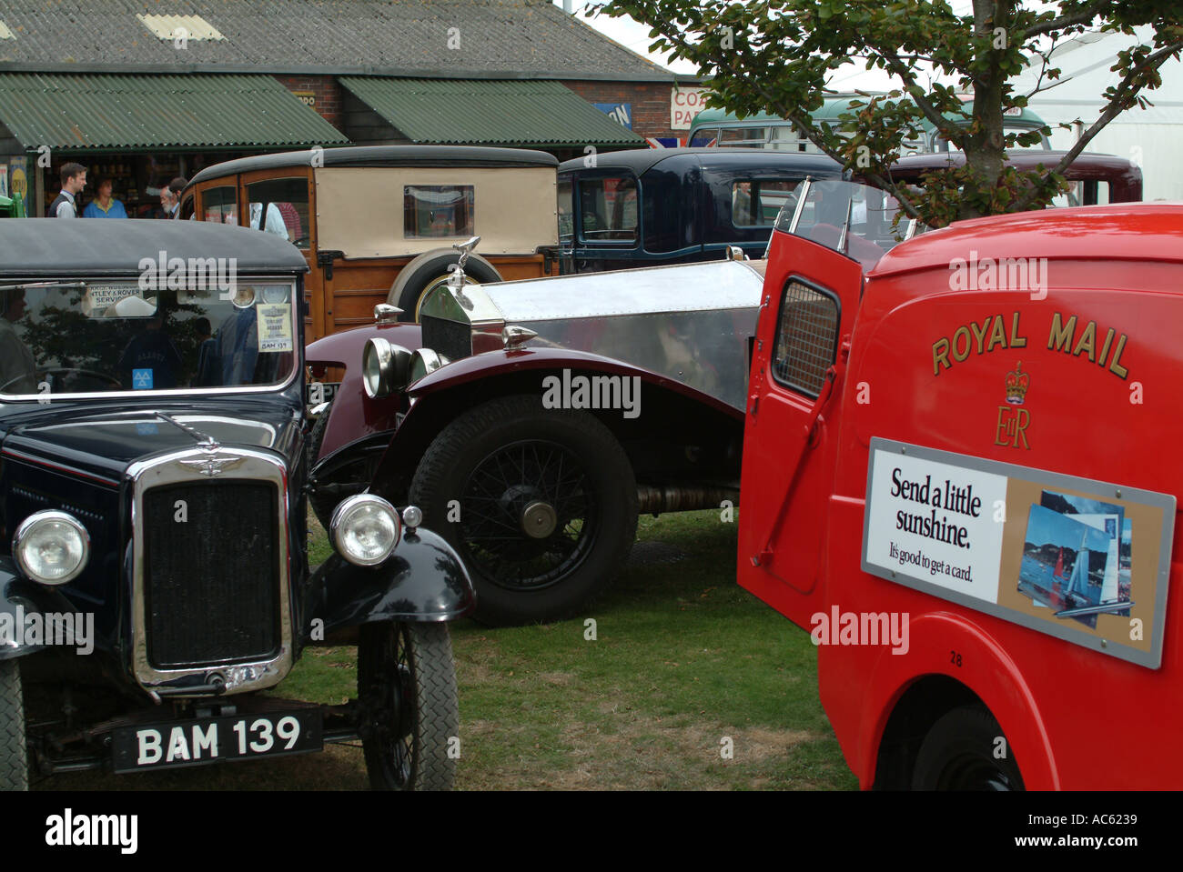 Old Royal Mail Morris Minor Van Post and vintage cars à Goodwood Revival 2003 West Sussex England United Kingdom UK Banque D'Images