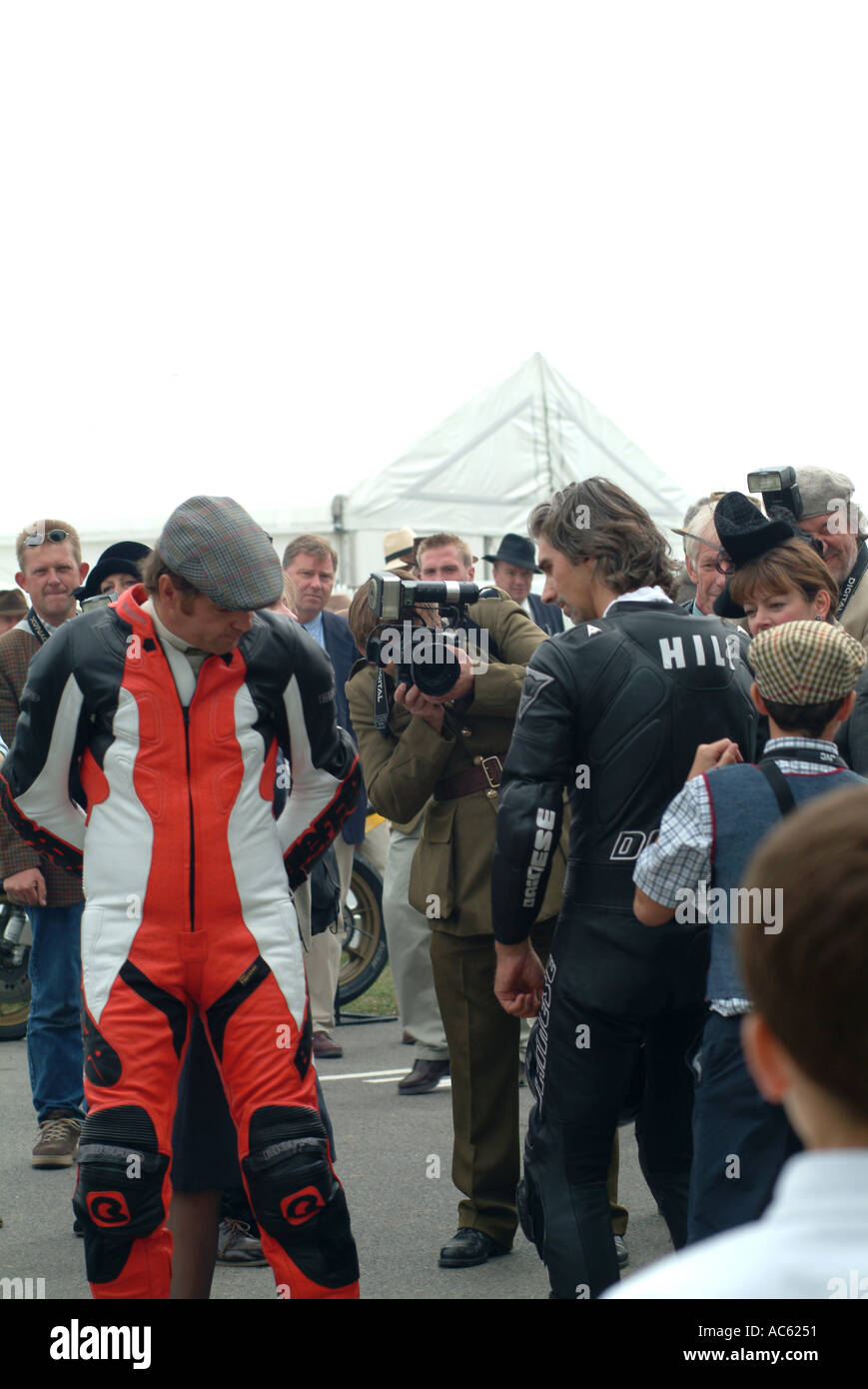 Gerhard Berger et Damon Hill prépare à la race, à Barry Sheene Hommage Goodwood Revival 2003 Banque D'Images