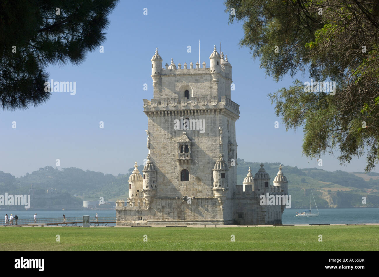 Portugal Côte de Lisbonne, la tour de Belém vu de park Banque D'Images