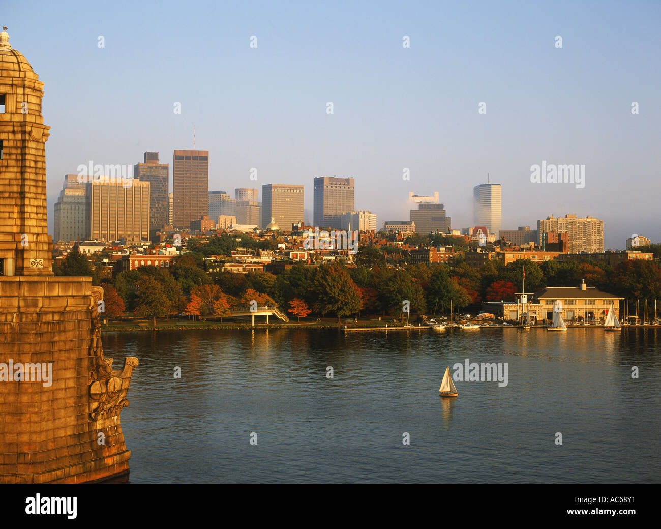 Charles River avec Longfellow Bridge et Boston skyline Banque D'Images