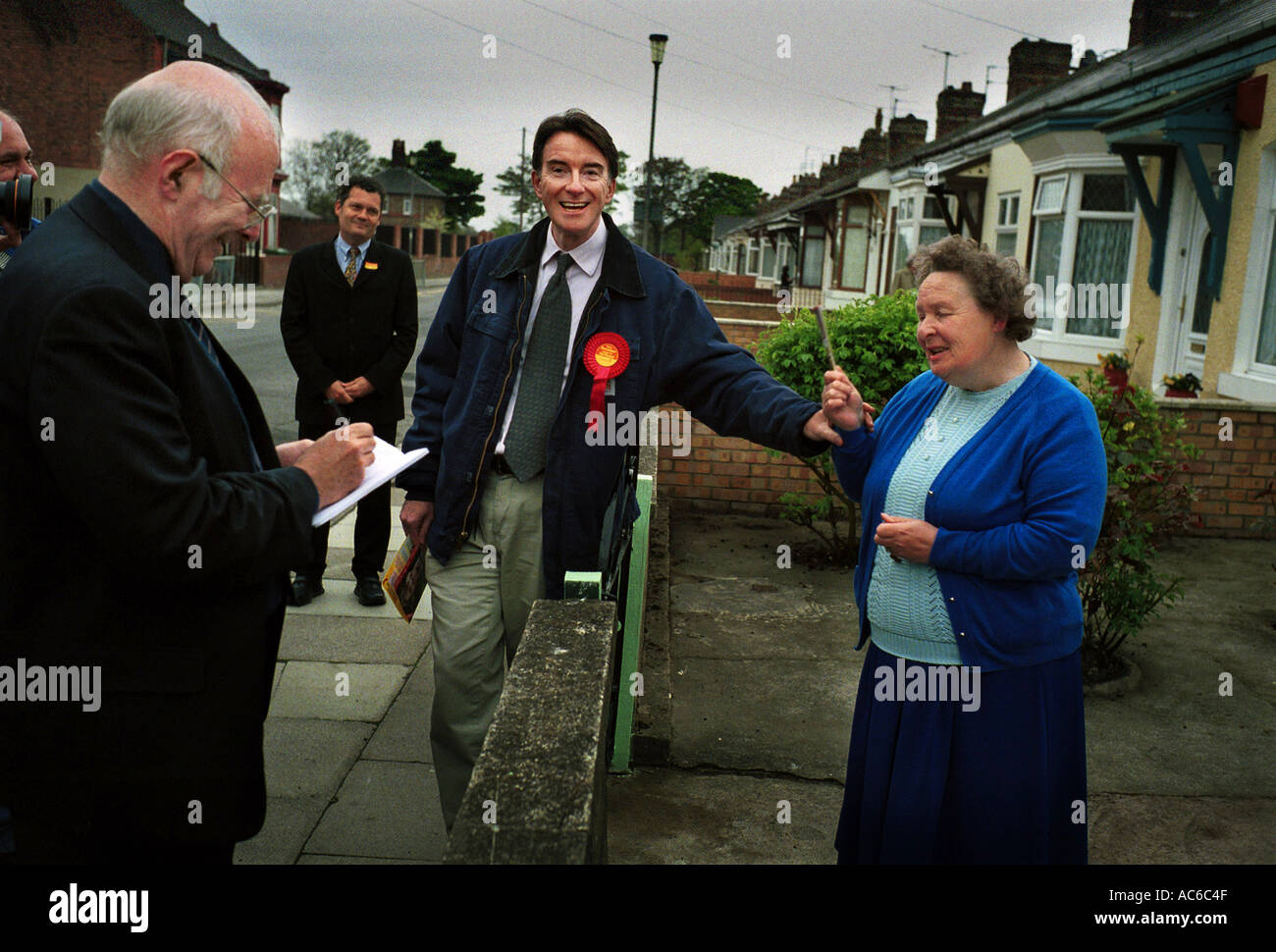 16 MAI 2001 Election 2001 HARTLEPOOL, Peter MANDELSON, député travailliste EN CAMPAGNE ÉLECTORALE DANS SON CONSTITUANCY Banque D'Images