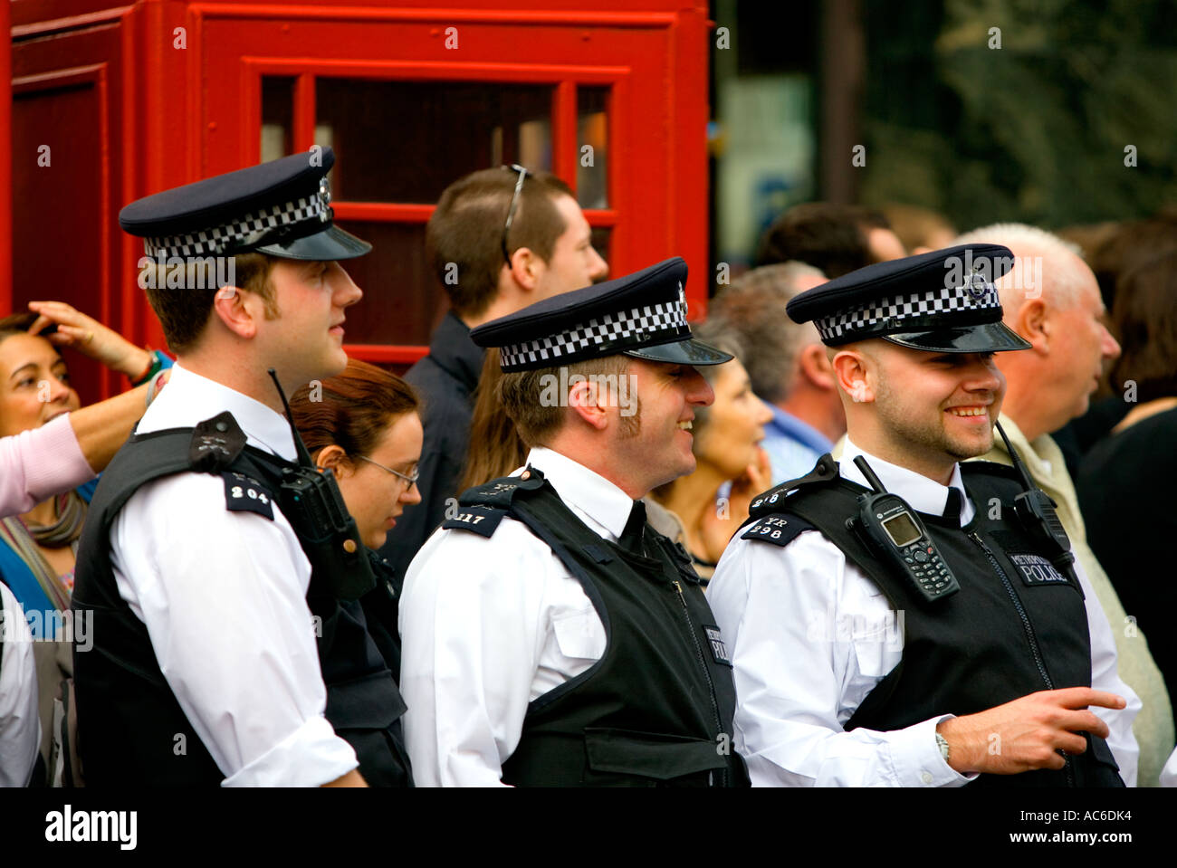 Trois jeunes smiling des policiers en service à l'attraction de l'éléphant d'automate dans le centre de Londres Banque D'Images