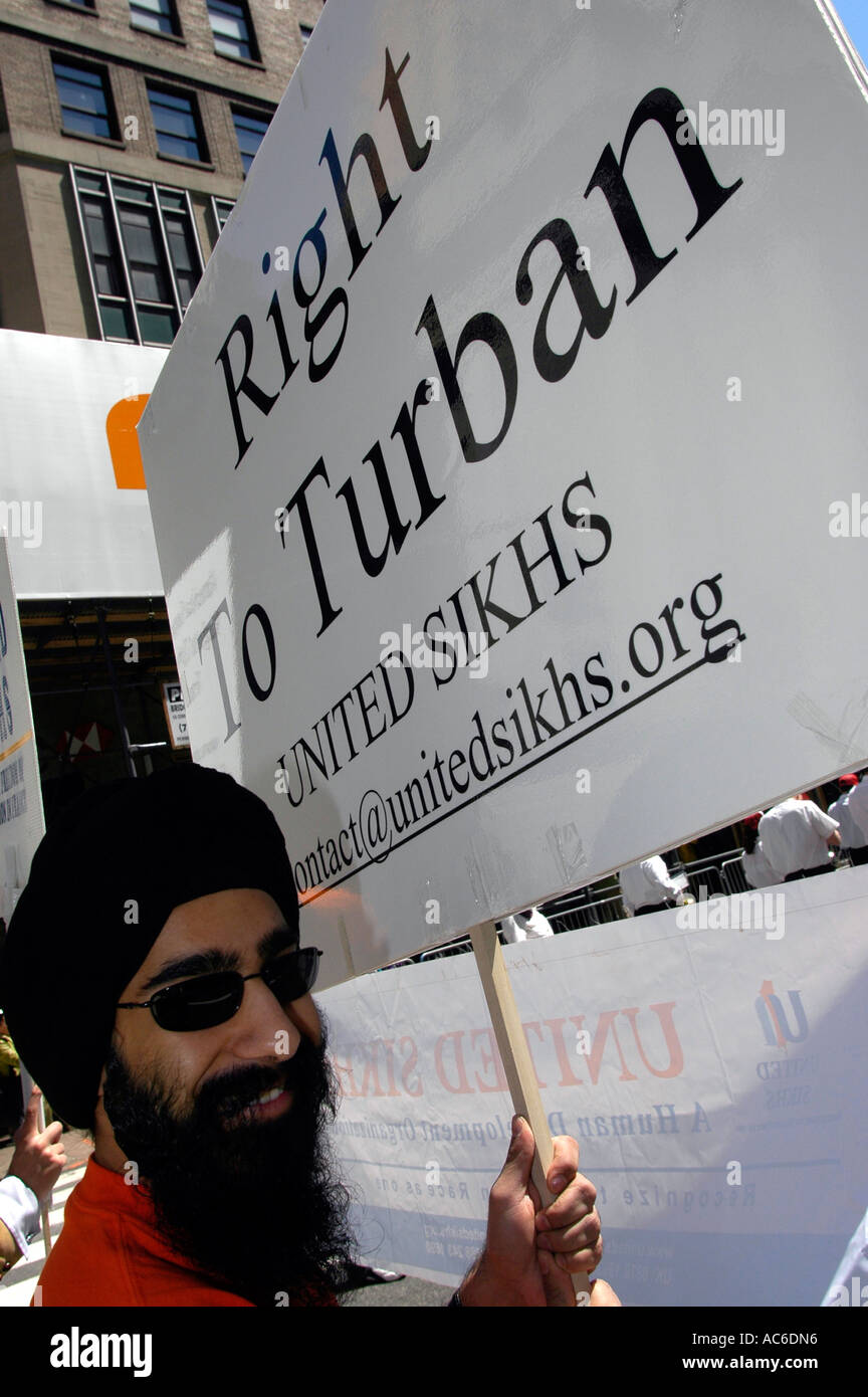 Un membre de la religion Sikh proteste contre la discrimination religieuse headwear au Défilé Sikh dans NYC Banque D'Images