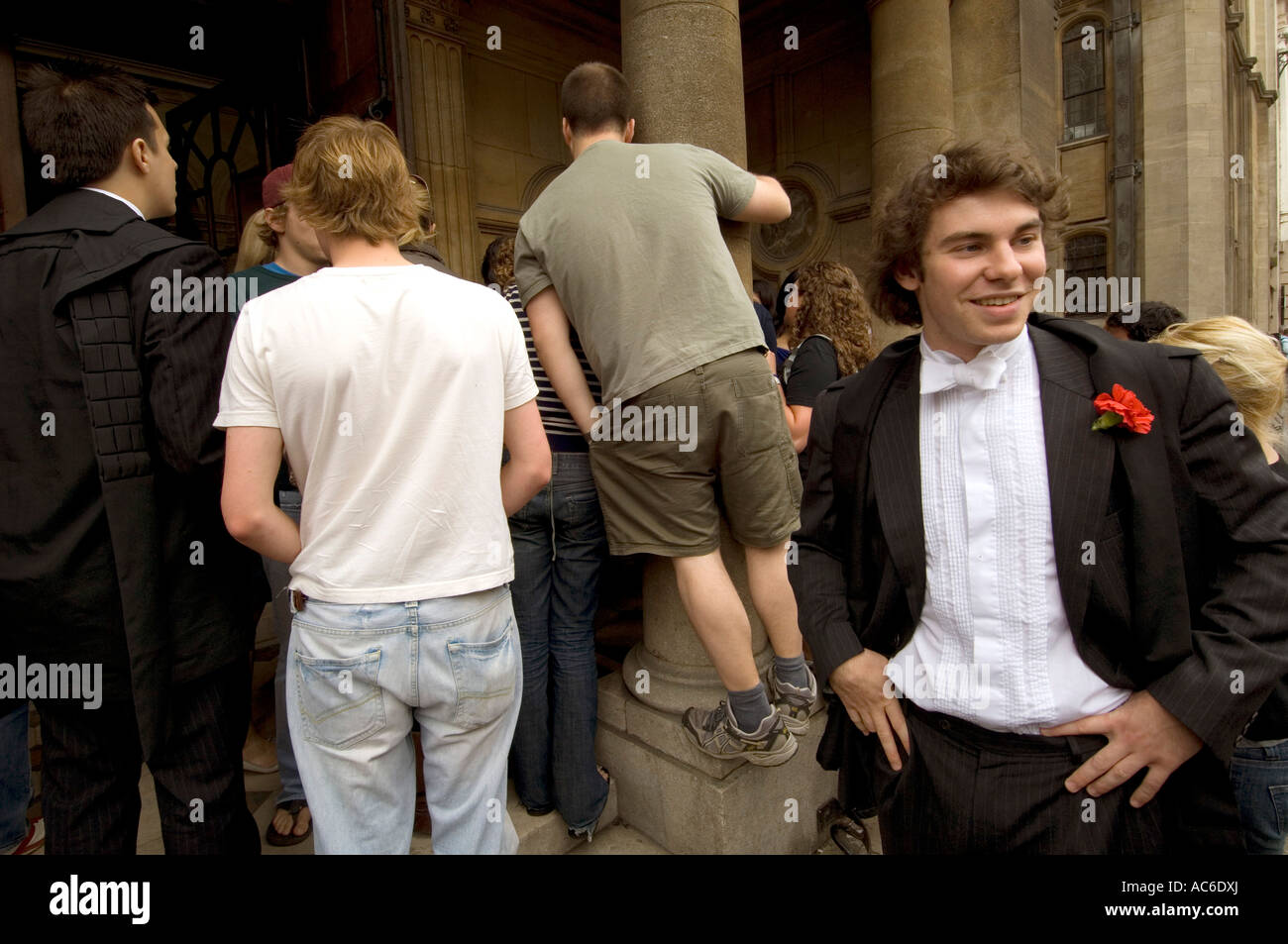 Un étudiant de l'Université d'Oxford entre dans l'examen des écoles pour faire l'examen finale croquante dans leur toge/sub fusc Banque D'Images