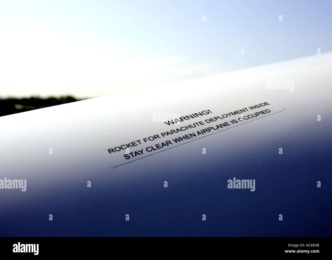 Panneau d'avertissement de déploiement du parachute - Denham Airfield ,d'argent - Cirrus SR22 GTS Banque D'Images
