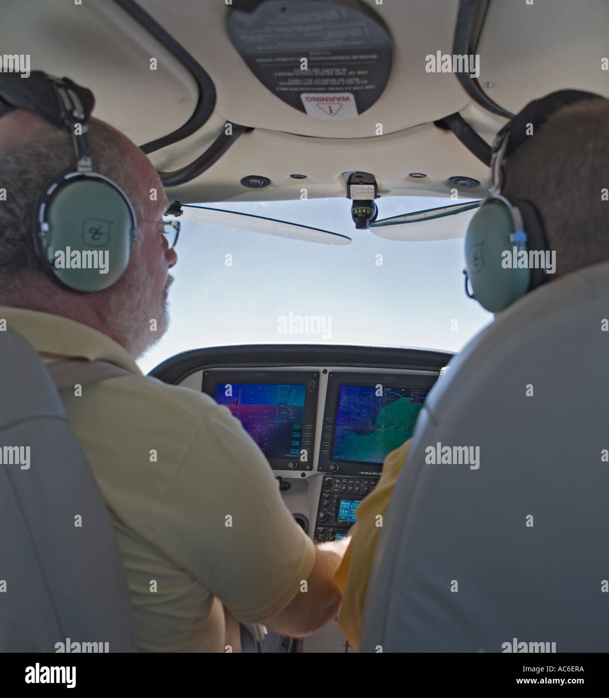 Qnd pilote co-pilote de comparer les notes - Cirrus SR22 GTS Banque D'Images