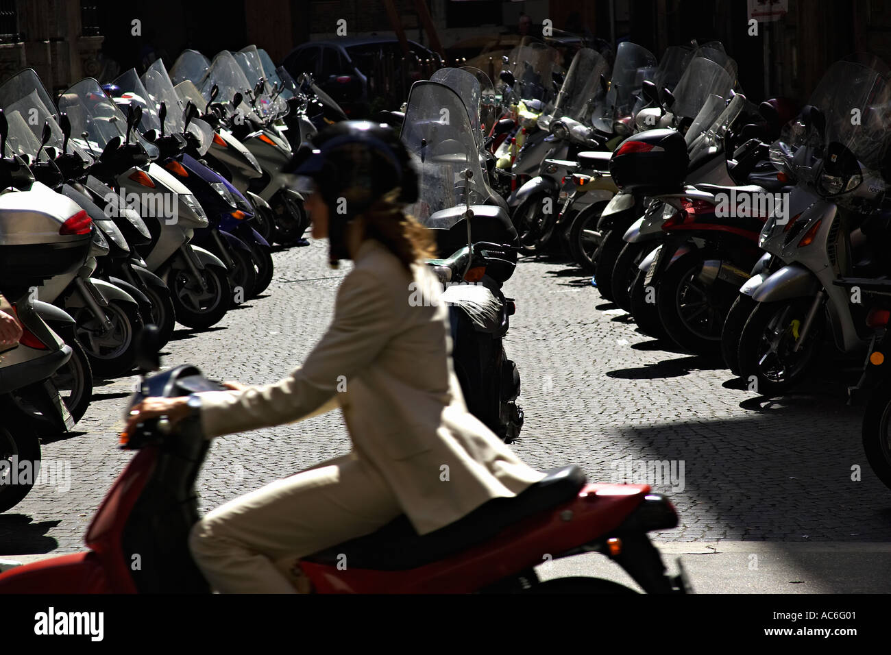 Des scooters à Rome Italie Blurred motion Italie Adultes Adultes Seulement Caucasian City Street Day Europe Italie Pays méditerranéens Banque D'Images