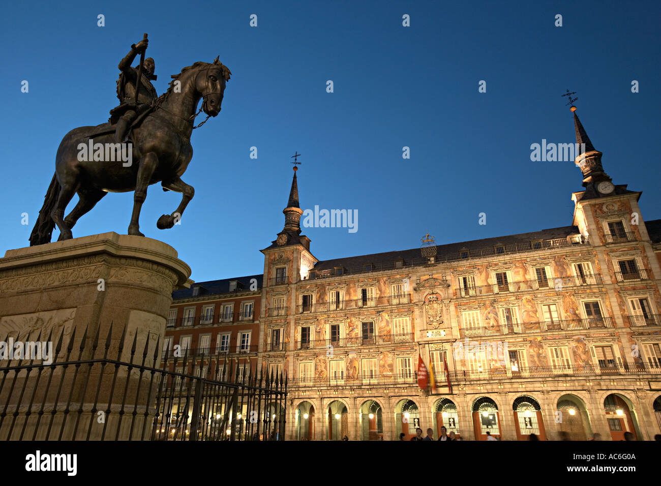 Plaza Mayor au crépuscule à Madrid Espagne Plaza Mayor Madrid Espagne Dusk Statue Phillip III Maison de la tour de l'horloge Panderia Sculpture Banque D'Images