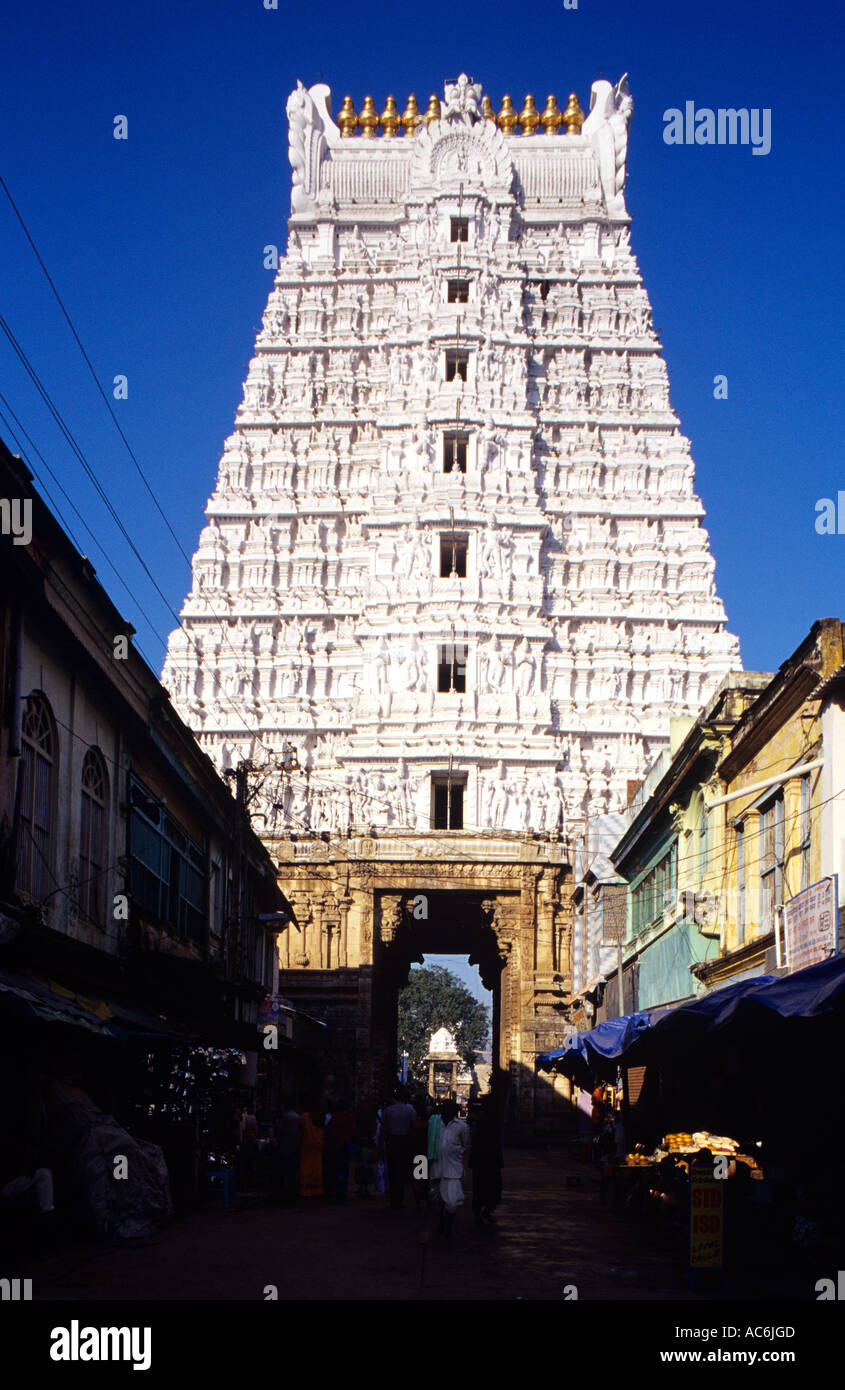 GOPURAM DU TEMPLE TIRUPATHI Andhra Pradesh Banque D'Images