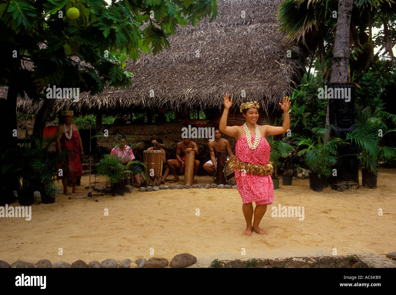 Tahitienne, danseur, la danse tahitienne, village, Centre Culturel Polynésien, Laie, Oahu, l'Île Oahu, Hawaii, United States Banque D'Images