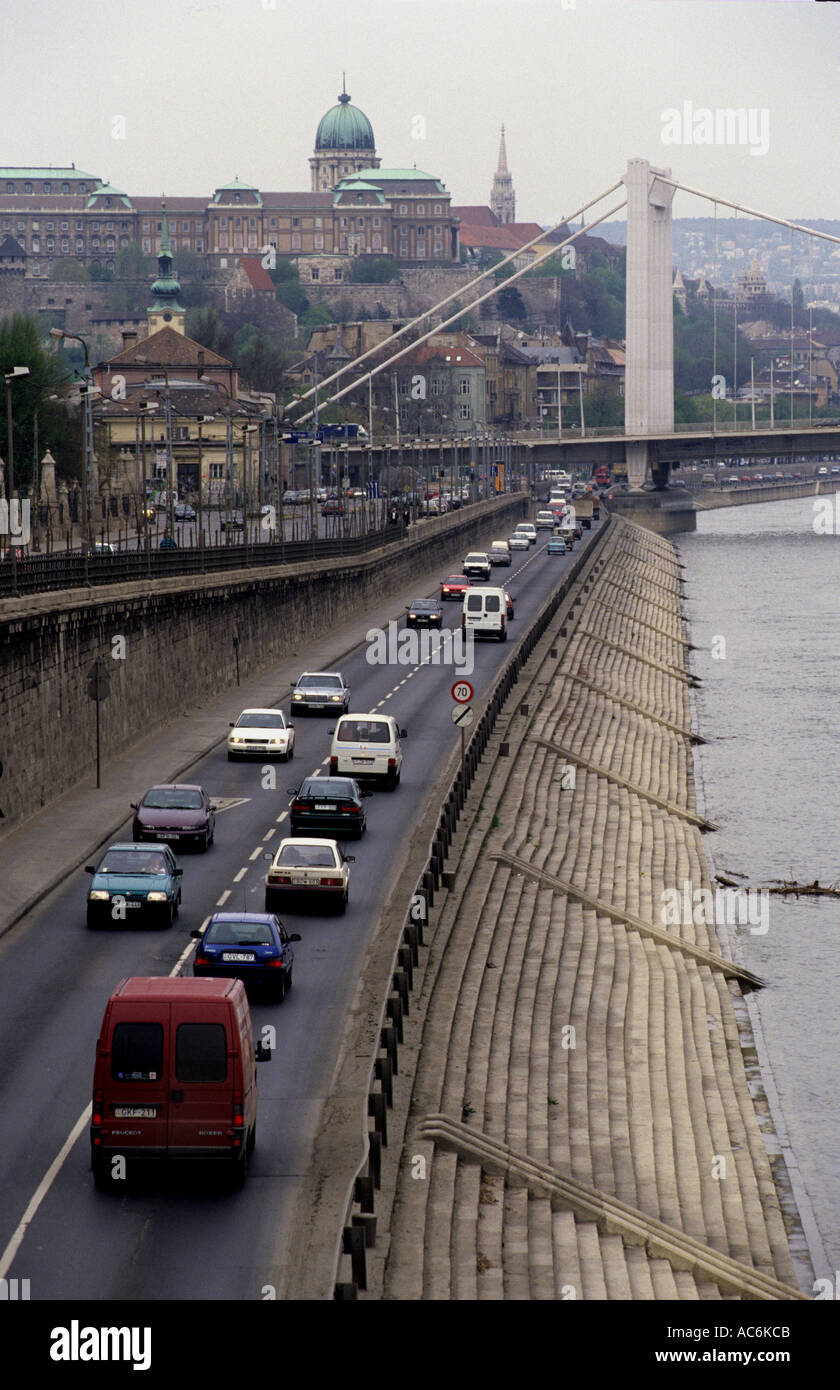 Route le long du Danube à Budapest Hongrie Banque D'Images